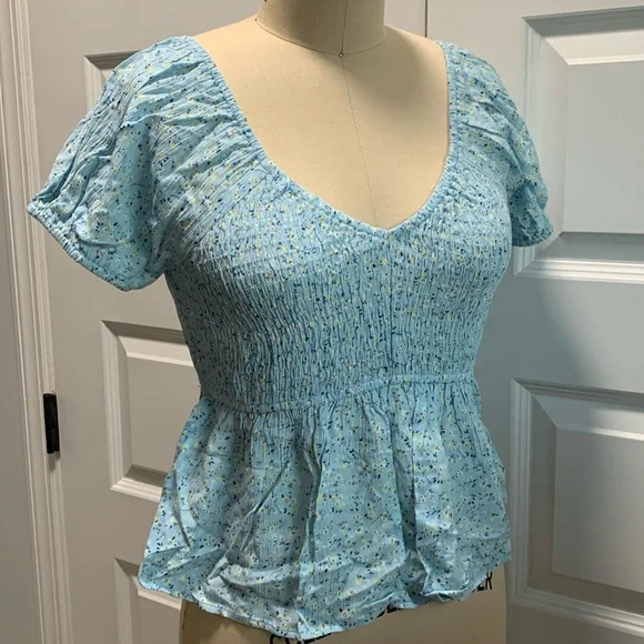 NWT ruched  floral top with shoulder cap short sleeves and ballerina neckline - Picture 6 of 12